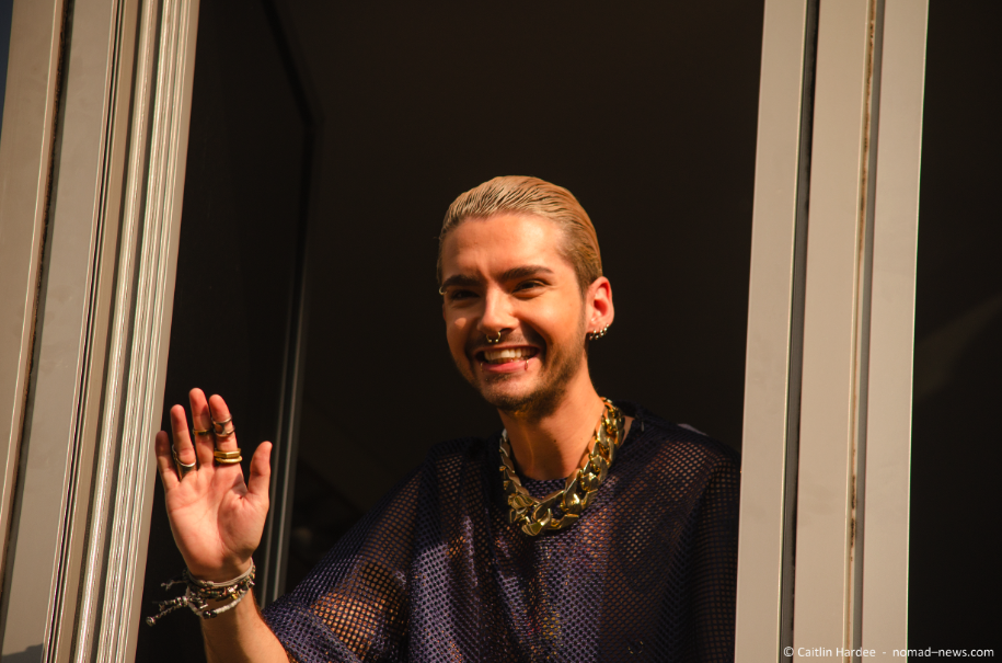 Tokio Hotel vocalist Bill Kaulitz greets the fans at radio SAW in Magdeburg. Copyright: Caitlin Hardee